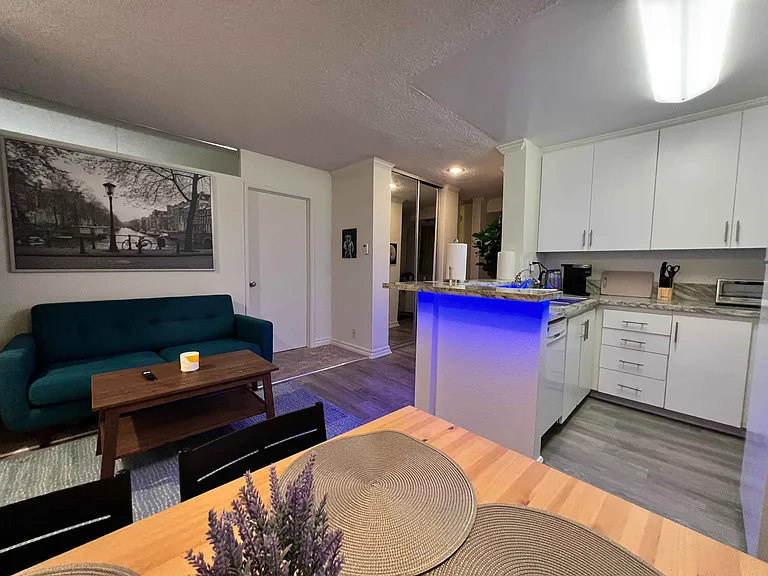 561 S Barrington Ave — Photo 13