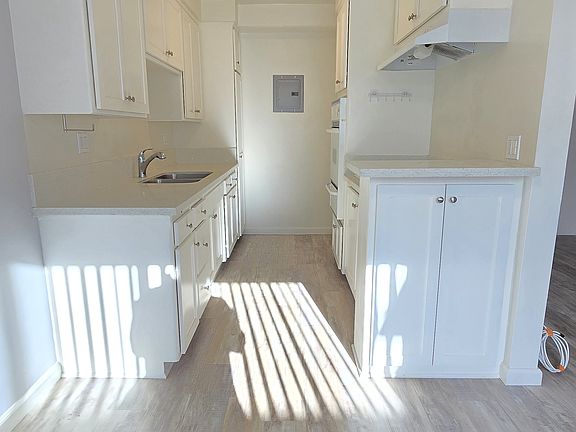 5th image of 3012 S Veteran Ave #8