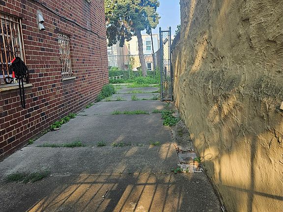 3rd image of 557 Eldert Lane