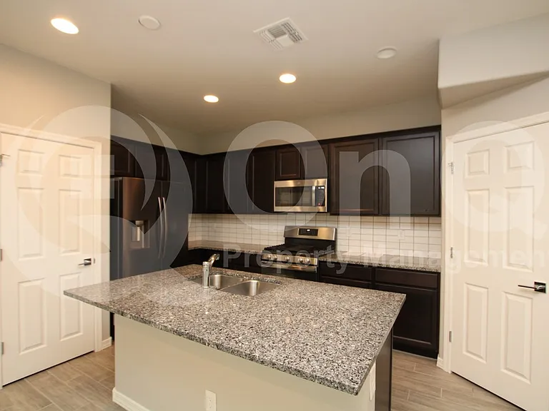 5742 W Raymond St — Photo 3