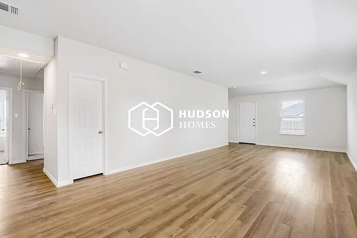 4 bed, 2.0 bath, 1571 sqft, $1,649 — Photo 2