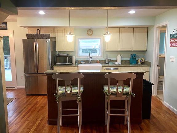 Open-concept, recently renovated kitchen. All new appliances!