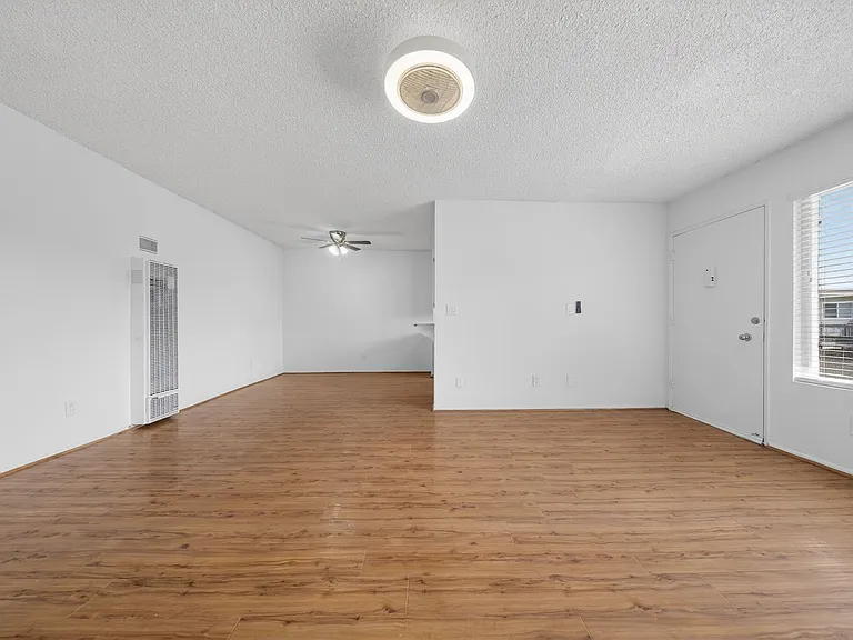 5715 Vineland Ave — Photo 18