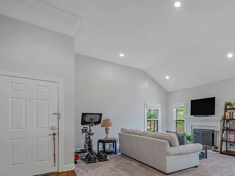 203 Ashlawn Ct — Photo 3