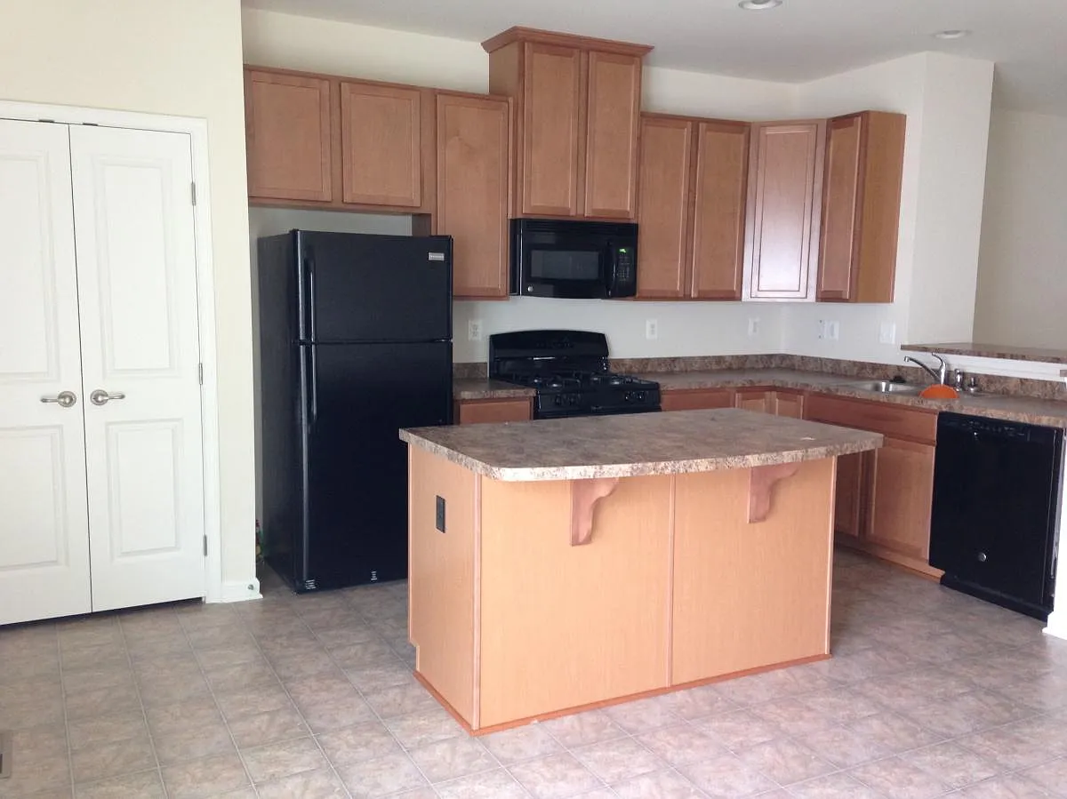 4 bed, 2000 sqft, $2,399 — Photo 4