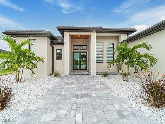 5th image of 209 Chiquita Blvd N