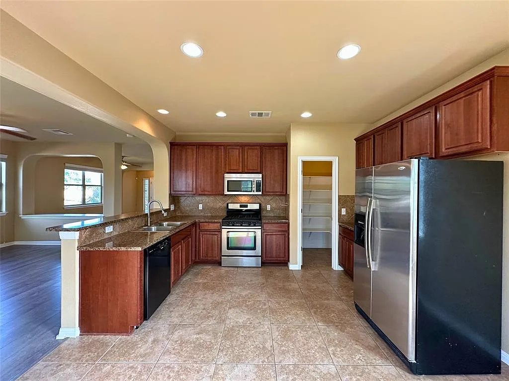4 bed, 3.5 bath, 2476 sqft, $2,850 — Photo 2