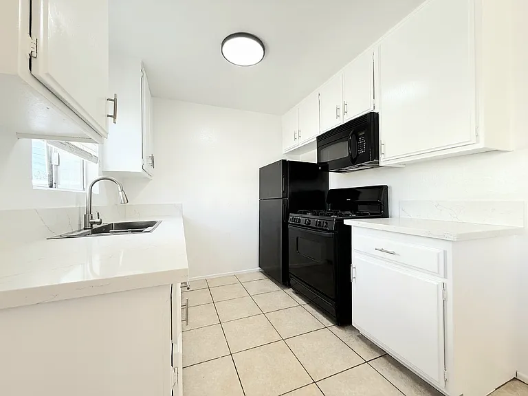 1343 W 36th St #4 — Photo 7