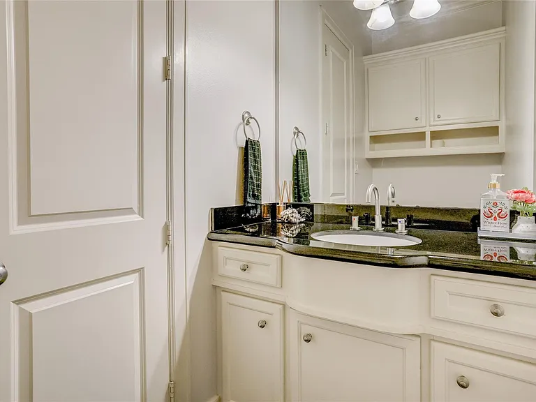 4262 Childress St #B — Photo 14
