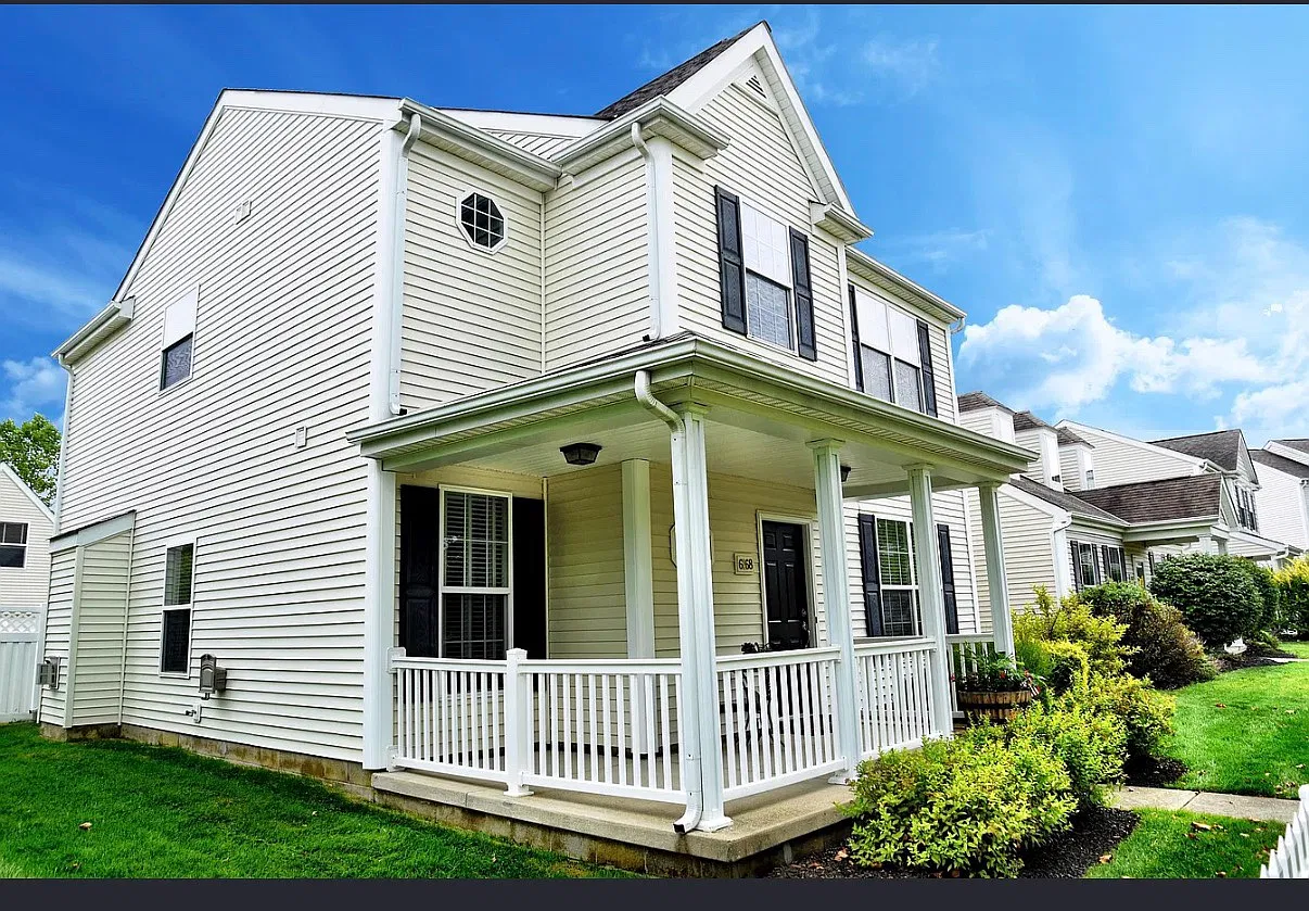 3 bed, 2.5 bath, 2400 sqft, $2,700 — Photo 2