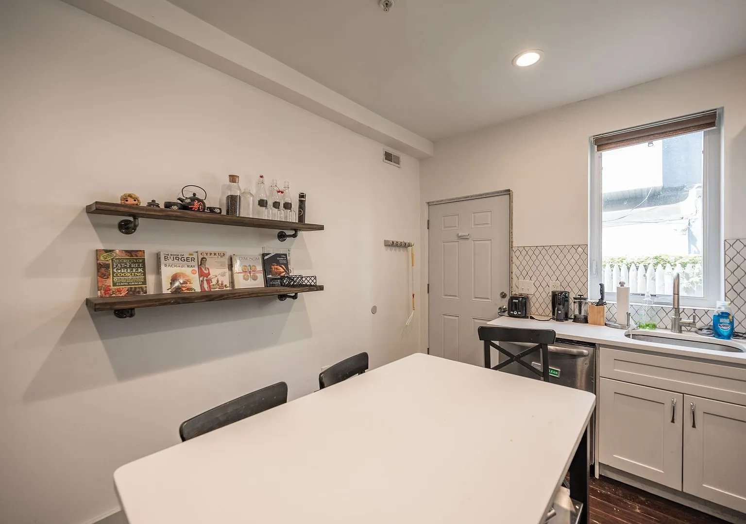 Modern Olde Kensington Home — Photo 4
