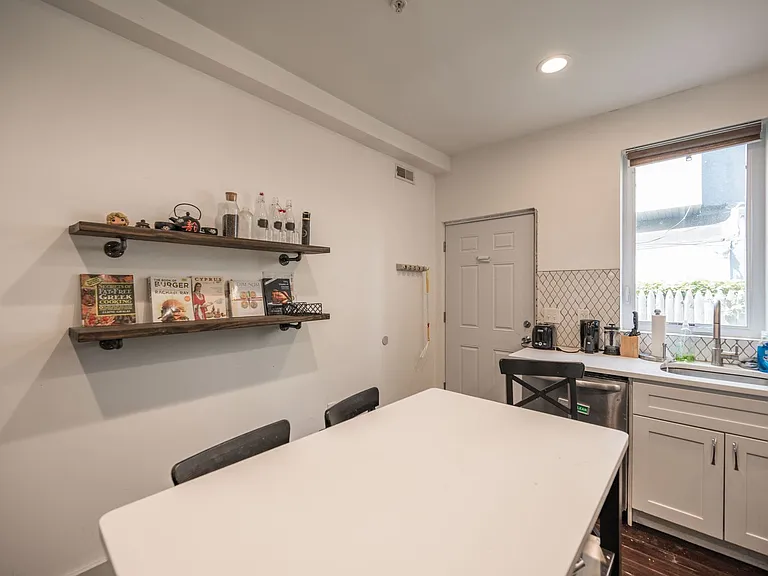 1770 Waterloo St — Photo 4