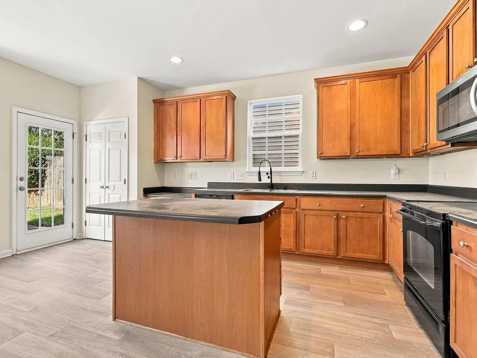 5 bed, 3.0 bath, $2,495 — Photo 4