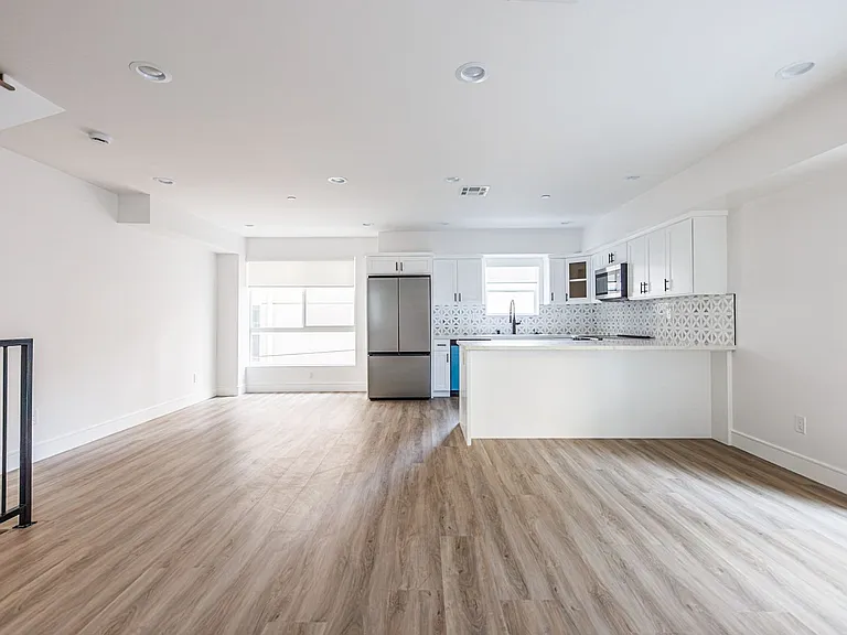 1241 N Sycamore Ave — Photo 27