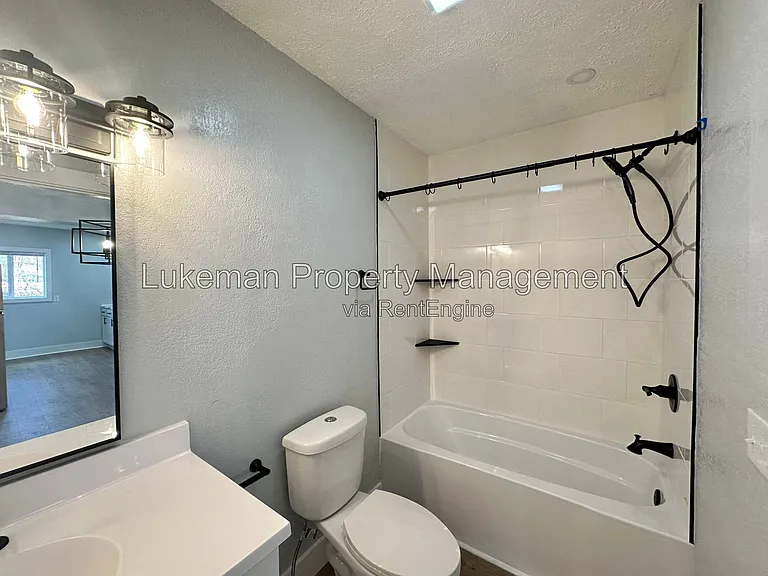 215 E North St — Photo 8