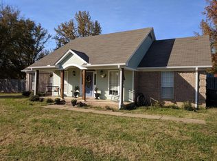 1555 Silver Hills Dr, Senatobia, MS 38668