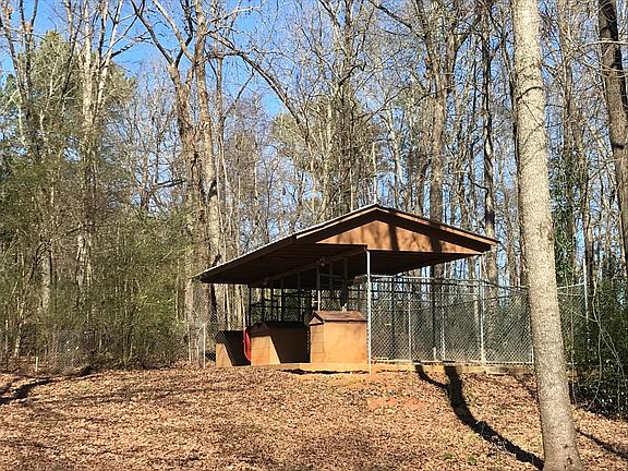 4 dog kennel for outside dogs.