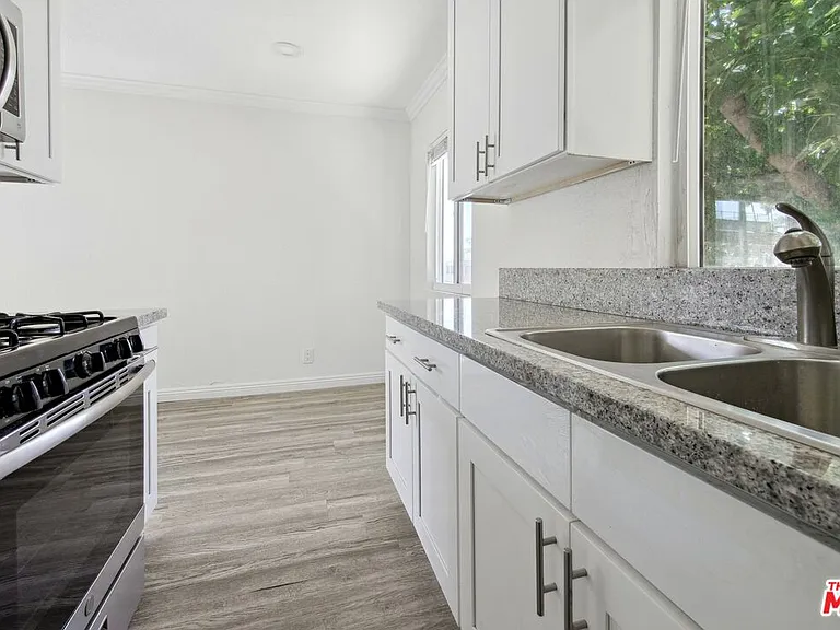6612 De Longpre Ave #5 — Photo 8