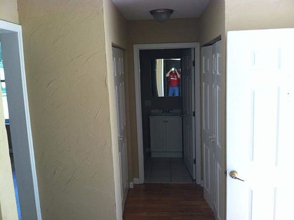 Entryway (Front door right)