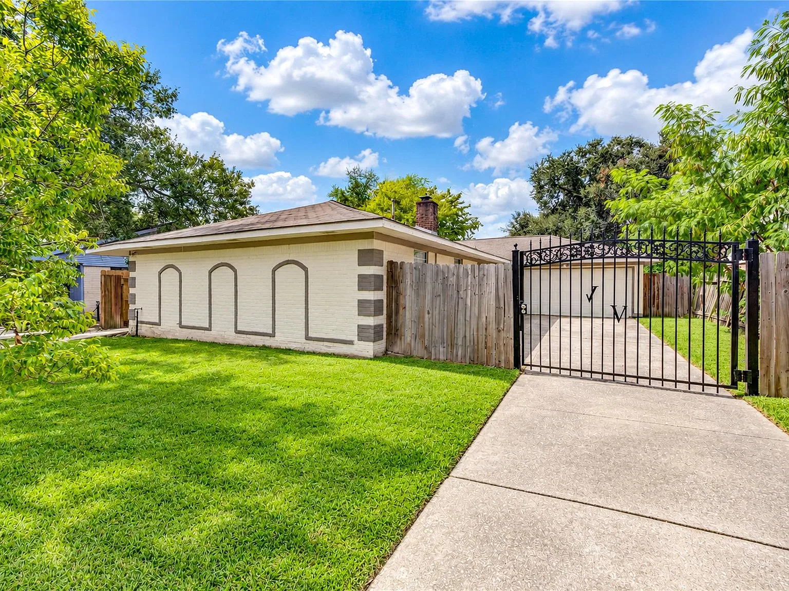 4 bed, 2.0 bath, 1796 sqft, $1,750 — Photo 2