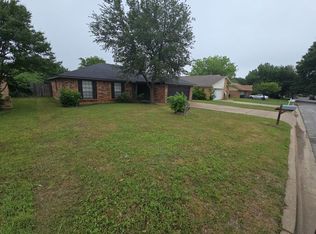 2812 Whitehurst Dr, Fort Worth, TX 76133