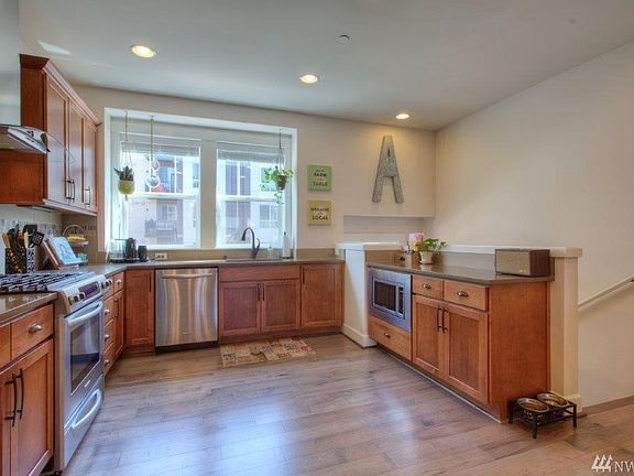 2nd image of 1043 10th Ave NE