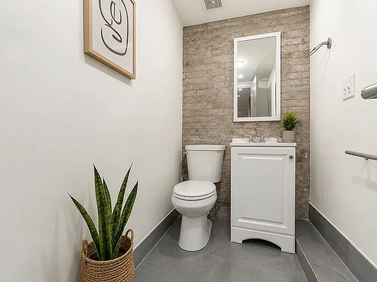 1647 Summerfield St #3R — Photo 7