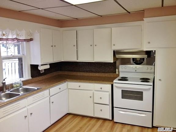 3rd image of 40 Bayville Dr