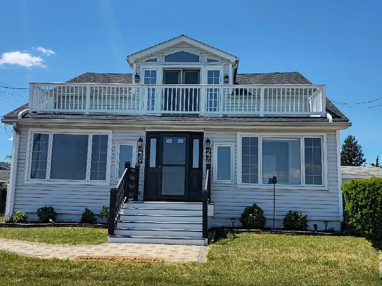 239 Shoreland Cir — Photo 1