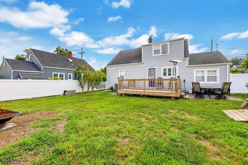 1st image of 8 Orchard Dr