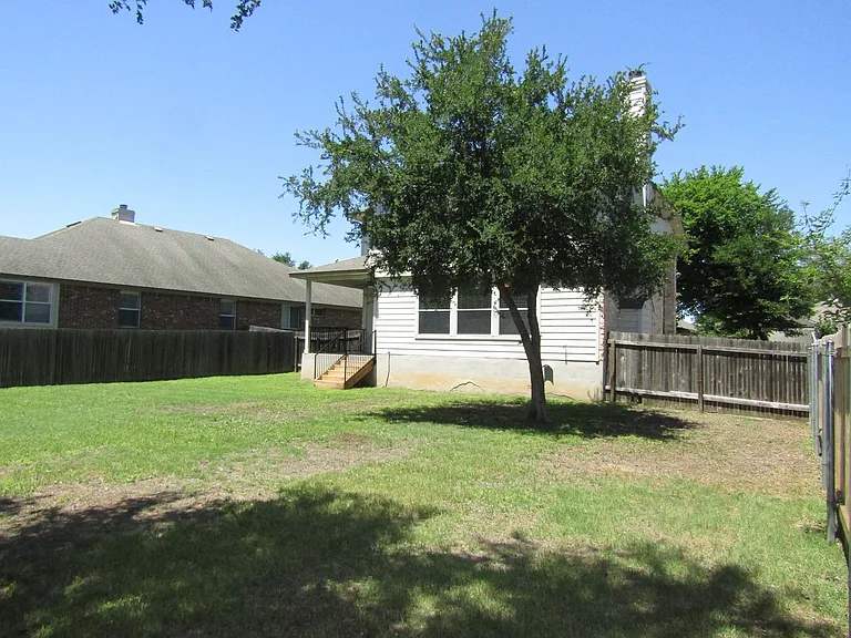 593 Cullen Blvd — Photo 30