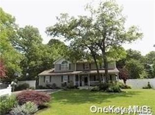 19 Layton Ln, Centereach, NY 11720