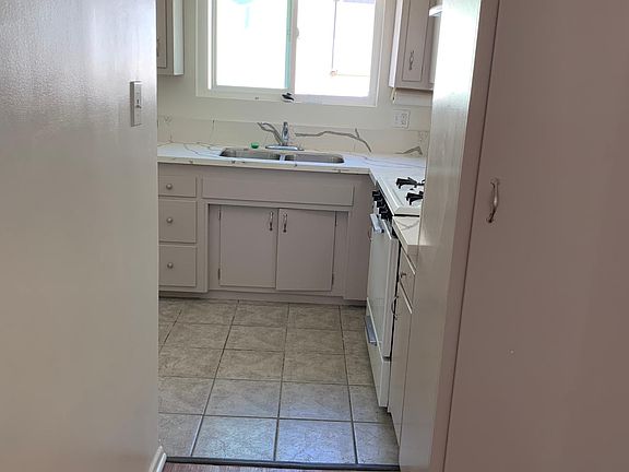 5th image of 325 N Howard St #16