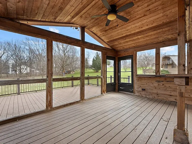 5N087 Mary Ct — Photo 2