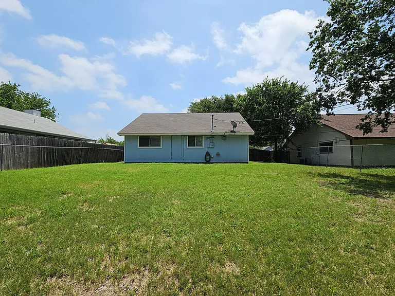 2209 Dickens Dr — Photo 13