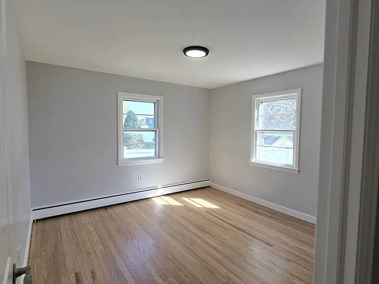 1384 Huntington Rd — Photo 4