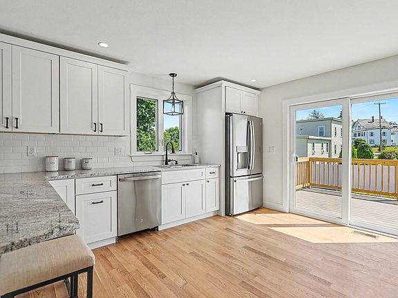 5th image of 15 Bennington St