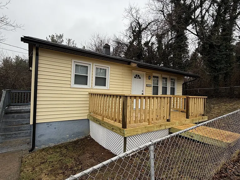 1810 Laurel St — Photo 2