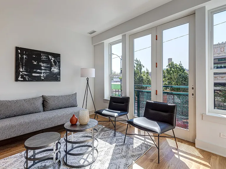 2740 N Spaulding Ave — Photo 9