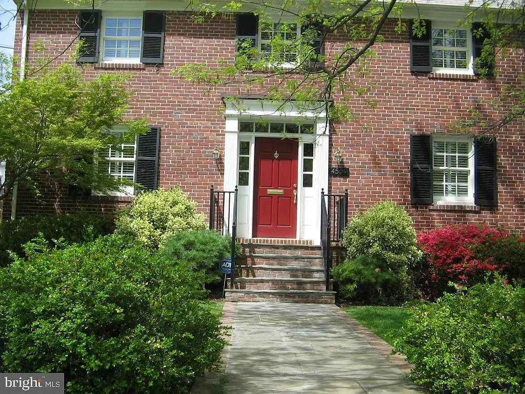 3 bed, 3.5 bath, 3833 sqft, $6,425 — Photo 2