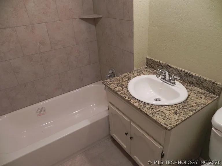 2206 E 19th St — Photo 6