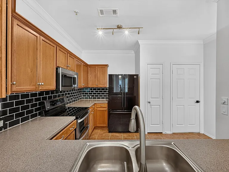2201 Stoneleigh Pl — Photo 6