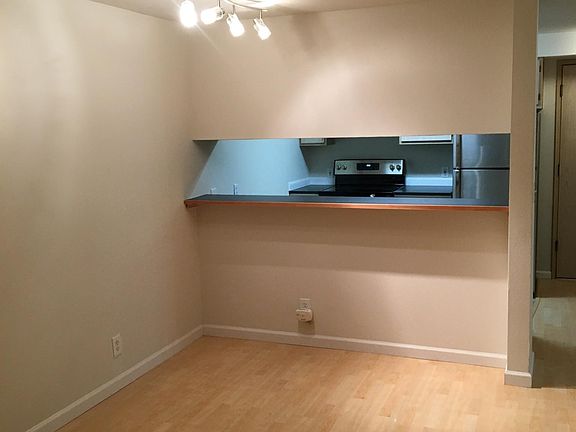 4th image of 12329 Roosevelt Way NE