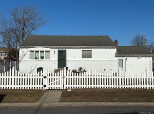 6 E Kissimee Rd, Lindenhurst, NY 11757