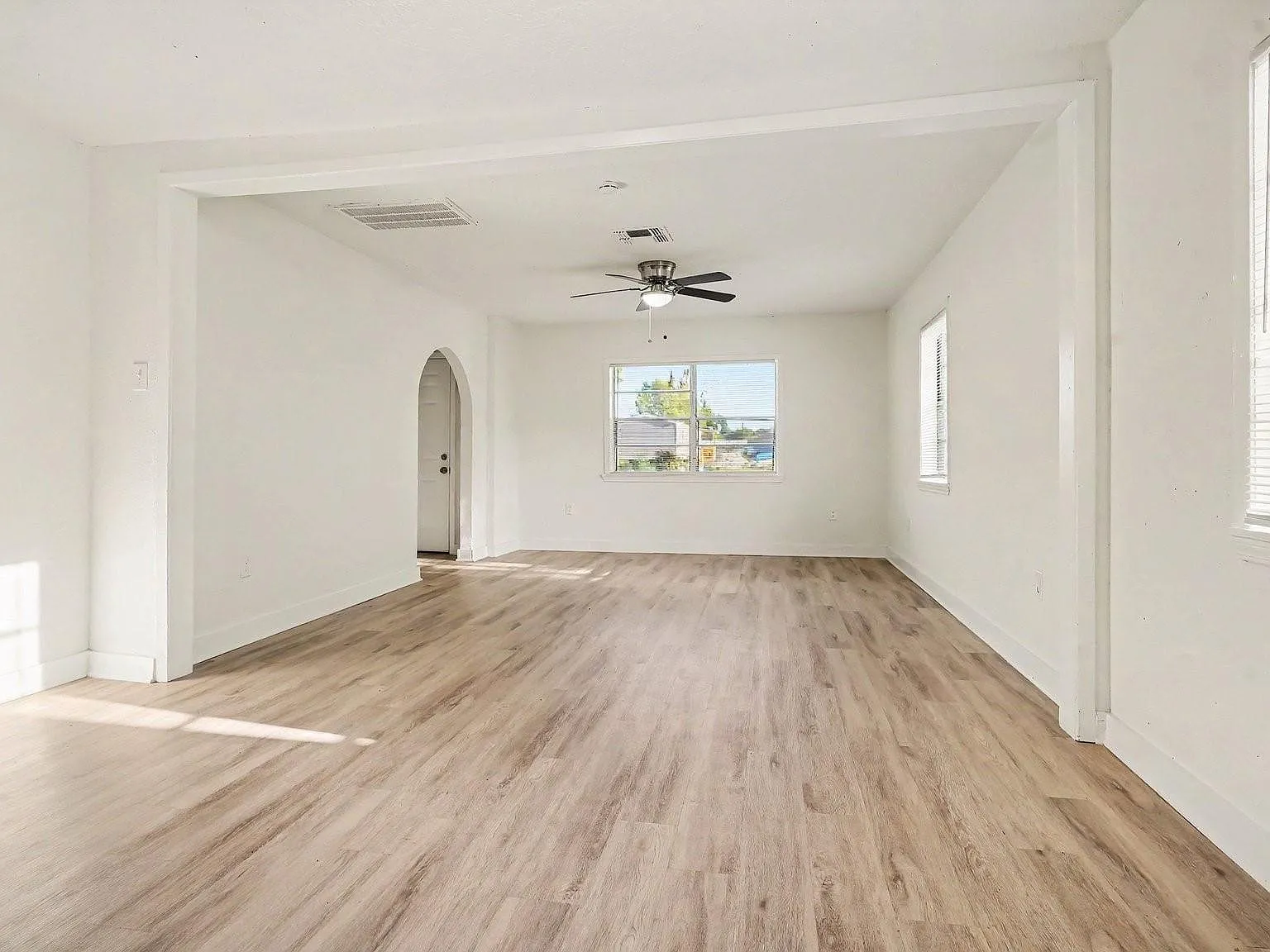 3 bed, 2.0 bath, 1942 sqft, $1,850 — Photo 4
