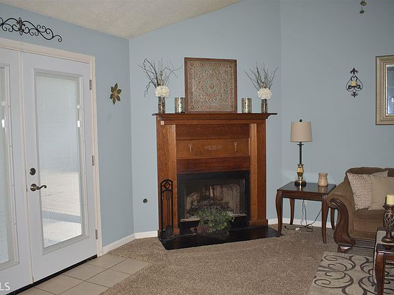 4th image of 30 Lindsey Ln