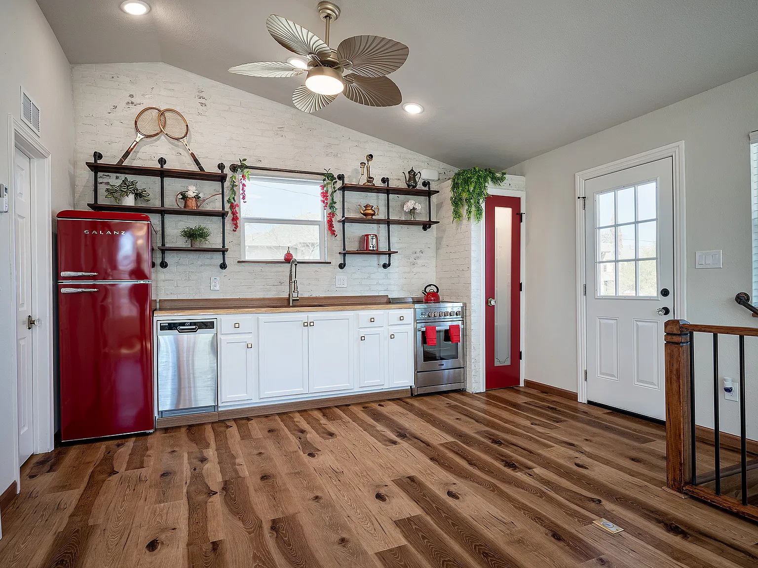 Studio, 700 sqft, $1,645 — Photo 3