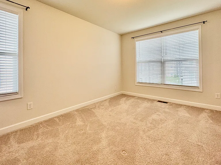 325 John Adams Dr — Photo 27