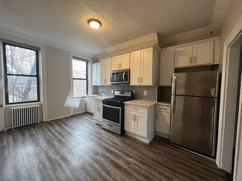 306 3rd Ave #2