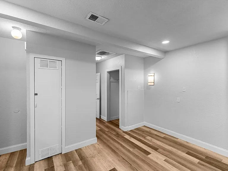 1119 Clinton St — Photo 16